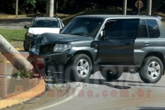 Mulher passa mal e acaba batendo Pajero contra poste de iluminação no bairro Areão em Itabira 