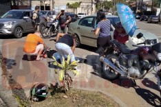 Motociclista fica ferido ao ser fechado e colidir contra Polo na Avenida das Rosas em Itabira