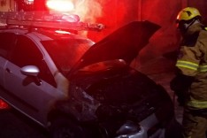 Veículo fica parcialmente destruído depois de pegar fogo no bairro Bethânia em Ipatinga	