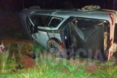 Mulher fica ferida depois de capotar veiculo ao ultrapassar Fiat Uno na Estrado do Distrito do Carmo 