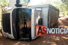 Caminhão de coleta de lixo orgânico tomba depois de motorista evitar colisão frontal no Borrachudo 