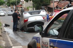 Acidente: Homem bate carro contra poste e capota em seguida na Avenida Cauê no bairro Campestre