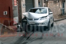 Condutor de Gol bate contra poste de iluminação evitando colisão frontal com motocicleta no Bethânia  