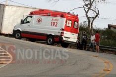 Caminhão desce desgovernado e bate contra barranco na Alameda do Hospital Carlos Chagas em Itabira 