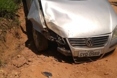 PM localiza VW Polo tomado de assalto em Nova Era abandonado batido na localidade do Fundão 