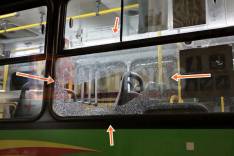 Ônibus da Cisne é apedrejado por vandalos que voltavam do Carnaval no bairro Areão em Itabira 