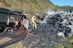 Motorista de 65 anos morre carbonizado após colidir contra traseira de caminhão de carvão na MG-129 em Itabira
