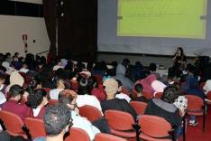 Núcleo Peixe Vivo ministra palestra sobre drogas a alunos da Escola Desembargador