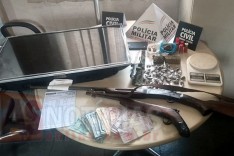 Operação conjunta da PM e PC resultou em três detidos, armas e drogas em Itabira e Santa Maria 