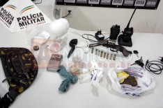 PM prende suspeito de trafico recupera moto e apreende arma e drogas no Jardim das Oliveiras em Itabira