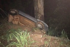 Homem tem carro tomado de assalto e PM o encontra capotado na Estrada Cento Cinco 