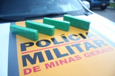 Rodoviários prendem três suspeitos de trafico de drogas com quatro barras de maconha  na MG-129 