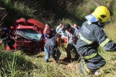 Mulher fica gravemente ferida após colisão frontal entre dois veículos na MG-129  próximo a rampa de voo livre