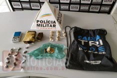 PM apreende sacola com maconha, balança e pedras de crack em escola no bairro Juca Rosa em Itabira 