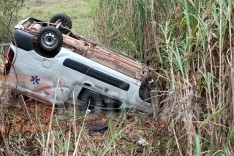 Grave acidente: Colisão deixa dois jovens feridos depois que ambulância cai em ribanceira em Bom Jesus do Amparo  
