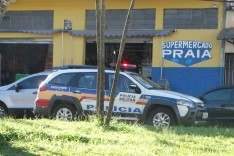 Bandido armado com capacete na cabeça assaltou o Supermercado Praia 