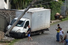 Caminhão bate contra poste de iluminação e deixa bairro bairros próximo ao Centro sem energia  elétrica 
