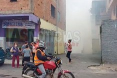 Fogo em deposito de papelão de comercio assusta populares no bairro Bela Vista em Itabira
