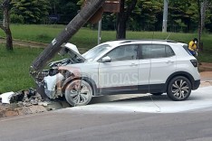 Condutor adormece na direção e bate fortemente contra poste de iluminação publica em Itabira