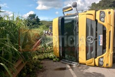 Caminhão carregado com coco tomba em ponte da rodovia MG-129 e deixa pista interditada em Itabira 