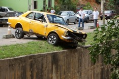 Homem após fazer exame oftalmologia quase cai com seu Corcel dentro do canal na Vila Santa Izabel  
