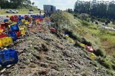 Carga de cerveja cai de carreta no trevo de acesso a Unifei na MG-129 e PM tem que dispersar saqueadores em Itabira