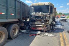 Caminhões e uma pessoa ficaram carbonizados em acidente na BR-494 em Divinópolis