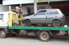 Denuncia ajuda PM a recuperar Fiat Uno furtado abandonado na Rua Juiz de Fora no bairro Praia 