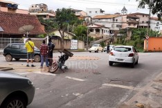 Motociclista é socorrido pelo SAMU depois de colisão entre Fiat Uno e moto na Vila Santa Rosa 