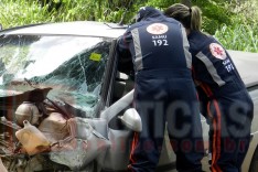Jovem é socorrido ao pronto-socorro depois de ficar preso as ferragens ao colidir Saveiro em poste na 105
