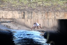 Homem com sintomas de embriagues é socorrido após cair dentro do canal na Avenida Cristina Gazire 