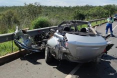 Cinco pessoas da mesma família morrem em acidente na BR-135 em Montes Claros 