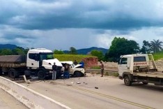 Acidente entre caminhonete e carreta interdita a BR-381