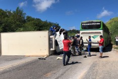 ​Caminhão tomba e atinge ônibus na BR-381 em Roças Novas