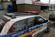 Caminhão realizava manobra em loja de acabamento e derruba parede que cai sobre uma Saveiro 