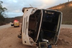Micro-ônibus que levava pacientes para Belo Horizonte tomba e deixa 12 feridos na BR-381, em Barão de Cocais