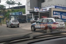 Bandidos tentaram arrombar lojas na Avenida Mauro Ribeiro em Itabira