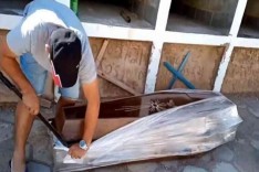 Vereador abre caixão lacrado e será investigado pela Polícia em Minas