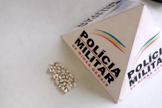 PM apreende 40 pedras de crack no final da Rua da Chácara no bairro Bela Vista