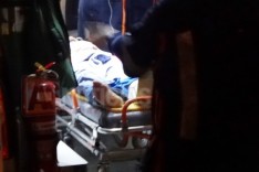 Motorista fica ferido depois que caminhão com chapas de aço tombou na MGC-120 em Nova Era