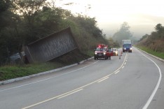Motorista cochila na direção e tomba caminhão na MG-129 próximo ao Presidio Itabira