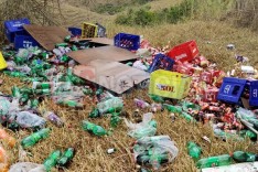 Ajudante de caminhão de bebidas fica ferido em capotamento na AMG-1205 em Ferros