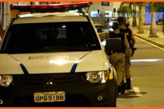 Mulher é empurrada por bandidos que roubaram sua bolsa de pertences no Centro de Itabira 