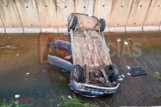 Veiculo cai dentro do canal do bairro Machado e ocupantes fogem do local em Itabira