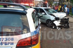 Motoqueiros ficaram feridos depois de colidirem contra um VW Polo no bairro João XXIII
