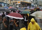 MESMO DEBAIXO DE CHUVAS MANIFESTANTES PARTICIPARAM DA CAMINHADA EM FAVOR DA GREVE GERAL PELO BRASIL 