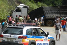 Carreta Bi-trem carregada com milho bate contra ribanceira e deixa a rodovia MGC-120 interditada em Nova Era