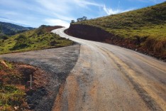 Prefeitura executa mais uma etapa do asfaltamento de morros rurais