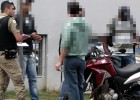 Bandidos armados tomam de assalto moto XRE-300 no Major Lage, mas alarme aciona e essa é abandonada em frete ao Bretas