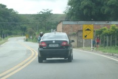 DEER implanta sinalização e redutor de velocidade na MGC-120 no final do bairro Praia 